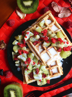 Una foto de Gofres de kéfir con kiwi y frambuesas