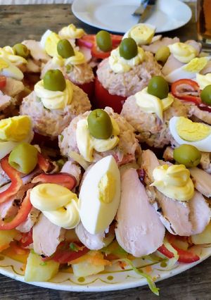 Una foto de Tomates rellenos con salpicón de aves