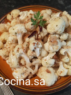 Una foto de Coliflor al ajillo con guindilla