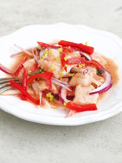 Una foto de Ceviche de lubina, tomate y albahaca