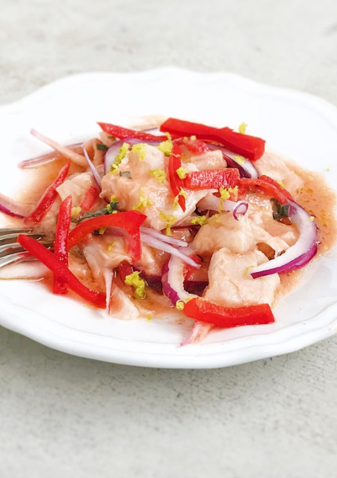 Una foto de Ceviche de lubina, tomate y albahaca