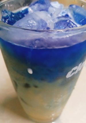 Hình của món Trà sữa hoa đậu biếc.