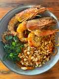Noodles com camarões e molho teriyaki