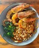 Noodles com camarões e molho teriyaki