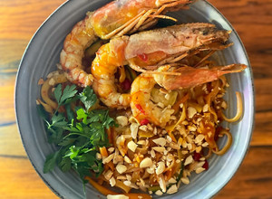 Foto de Noodles com camarões e molho teriyaki