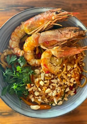 Foto de Noodles com camarões e molho teriyaki