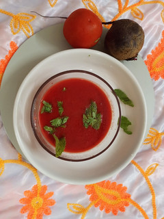 ટામેટાં બીટ નું સૂપ (Tomato Beetroot Soup Recipe In Gujarati) રેસીપી મુખ્ય ફોટો