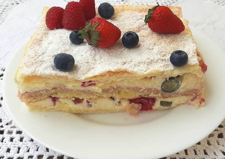 Torta diplomatica ai frutti di bosco