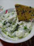 Nachos crocantes con gremolata cremosa