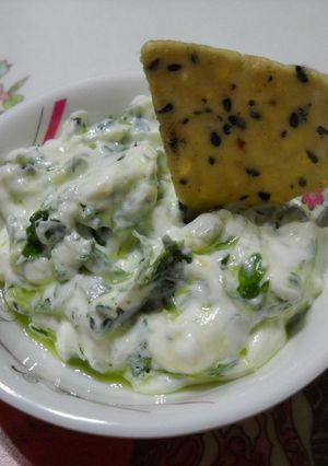 Una foto de Nachos crocantes con gremolata cremosa