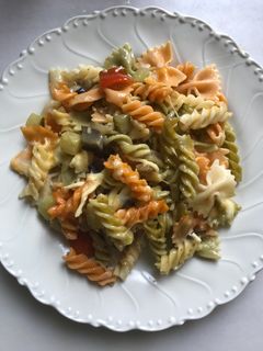 Una foto de Pasta casi alla Norma, vegetariana y pasta con carne para peques