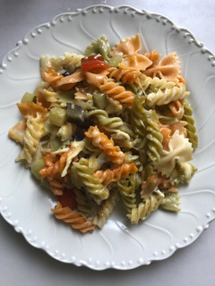 Una foto de Pasta casi alla Norma, vegetariana y pasta con carne para peques