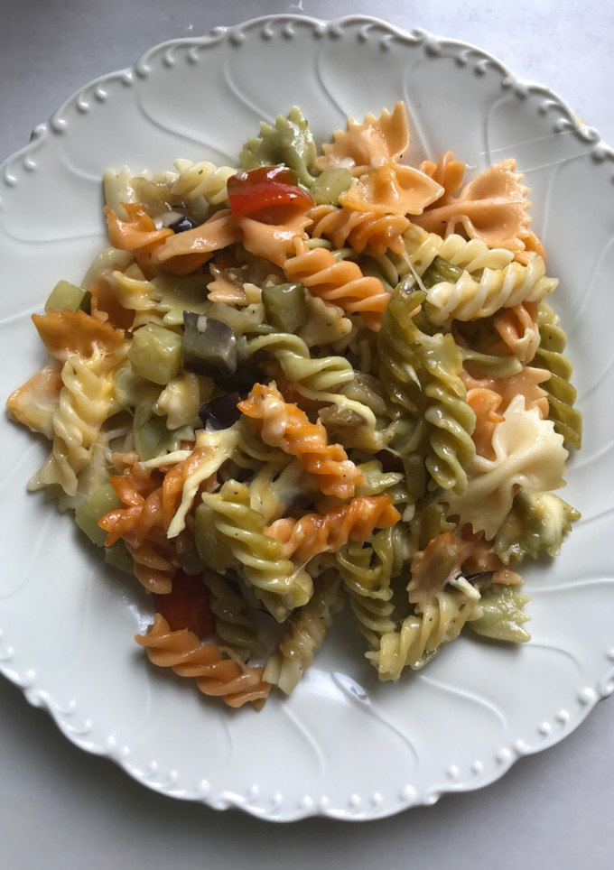 Una foto de Pasta casi alla Norma, vegetariana y pasta con carne para peques