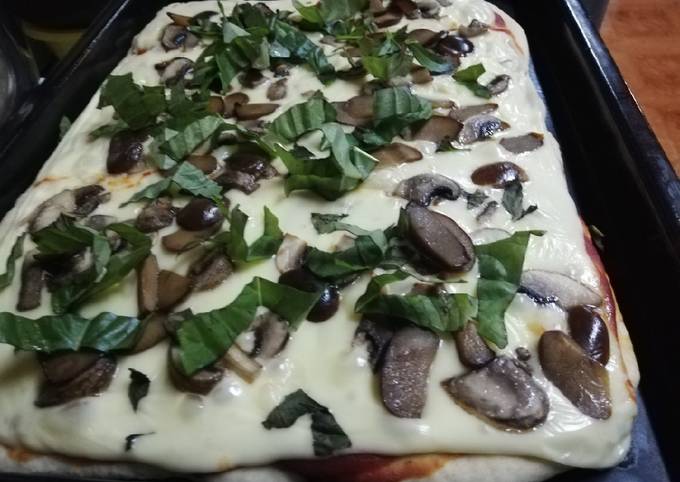 Pizza de champiñón, aceitunas y albahaca? Receta de Fran Nusa- Cookpad