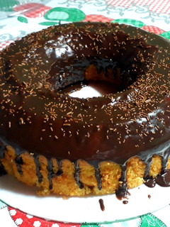 Una foto de Bizcochuelo de mandarina con cobertura de brigadeiro