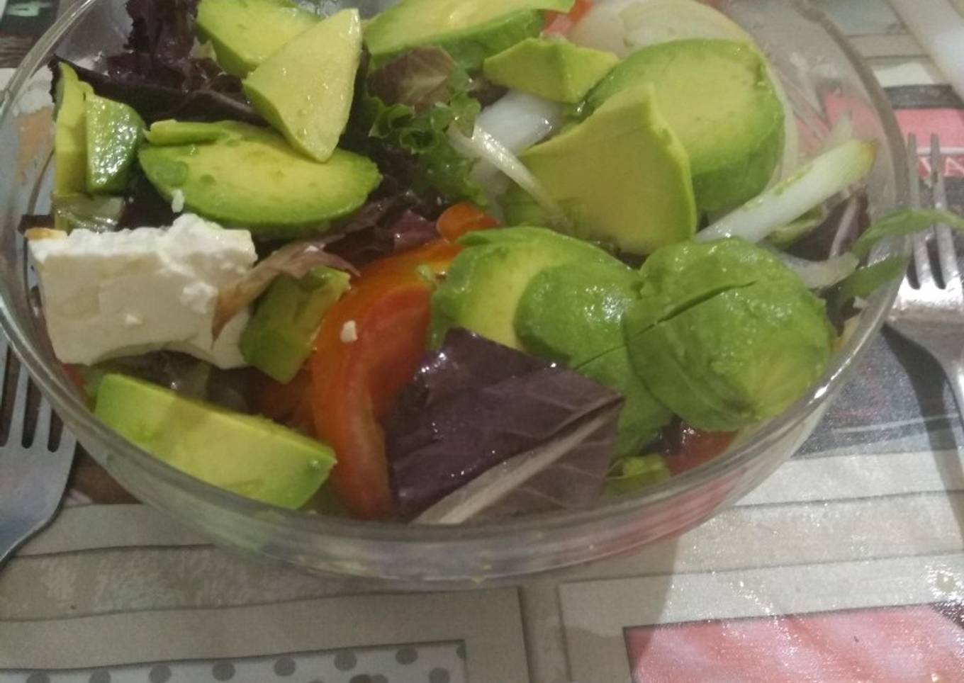 Ensalada de lechuga y tomate cebolla y aguacate