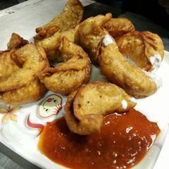 A picture of Fried chicken momo.