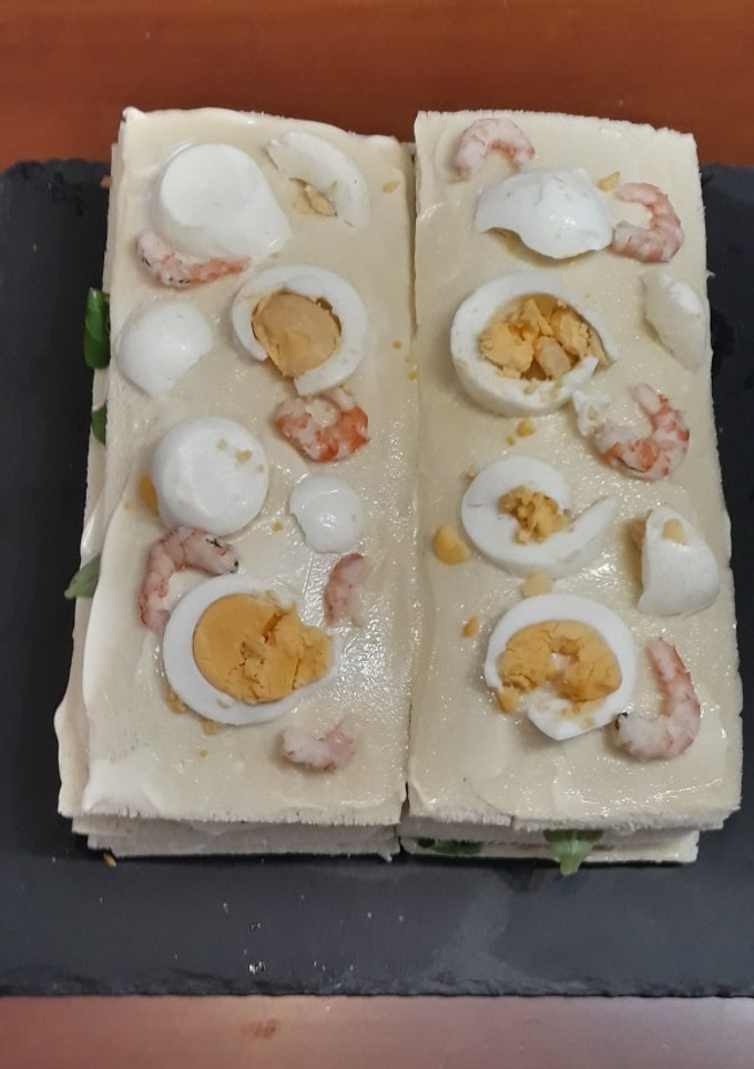 Una foto de Pastel frío de salmón, gambas y rúcula con mahonesa