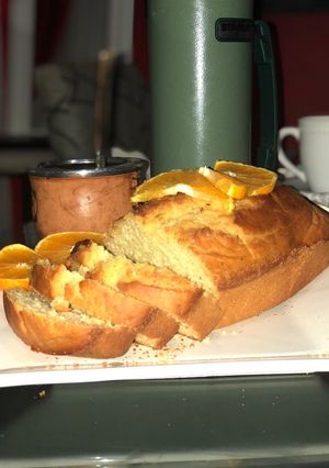 Una foto de Budín de miel y naranja ¡TRES PASOS! 🍯🍊🍞