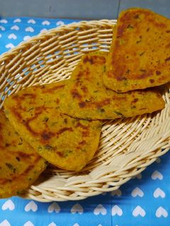 આલુ પરાઠા (Aloo Paratha Recipe In Gujarati) રેસીપી મુખ્ય ફોટો