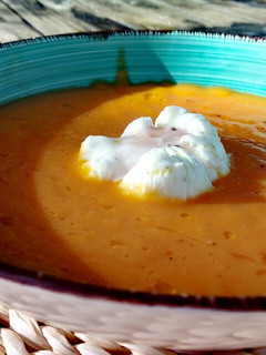 Una foto de Crema de tomates con huevo poche