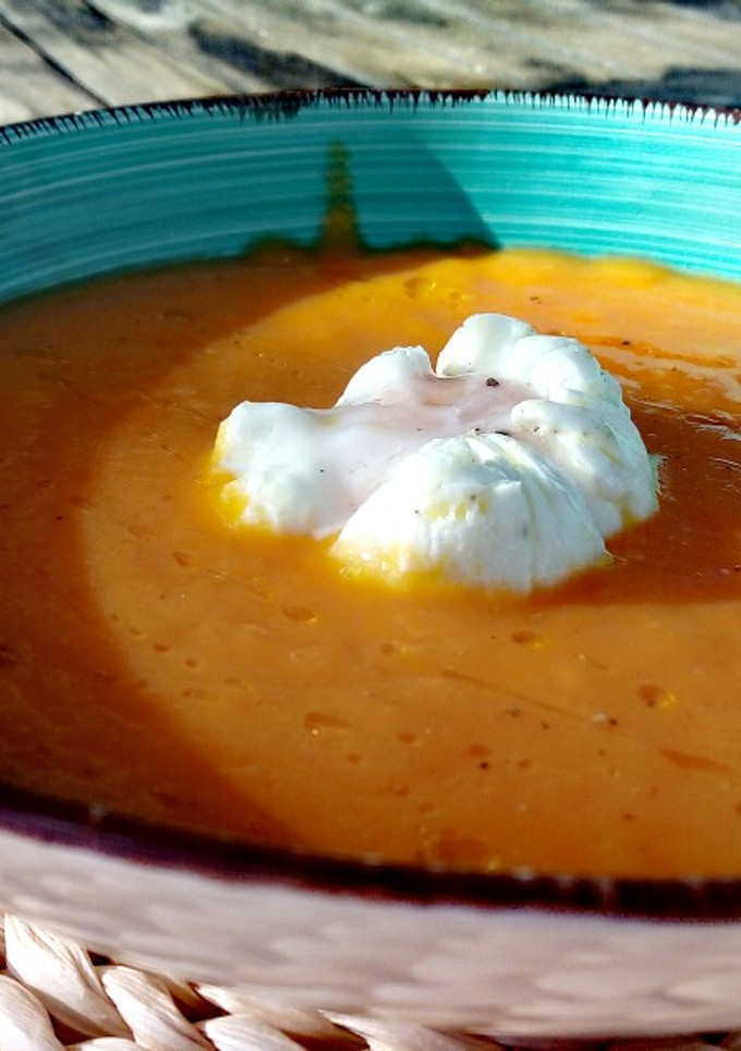 Una foto de Crema de tomates con huevo poche