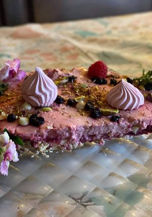 Une photo de Tarte panna cotta fraises framboises sur un crumble aux pistache