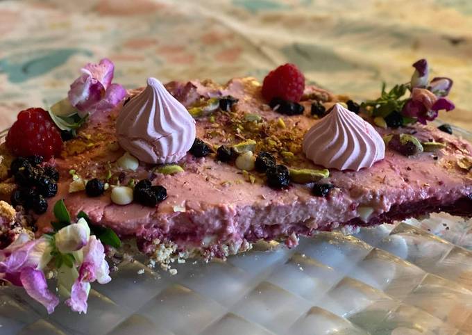 Tarte panna cotta fraises framboises sur un crumble aux pistache
