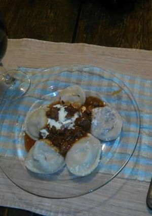 Una foto de Sorrentinos mediterráneos con mi salsa de chorizos caseros y cabernet