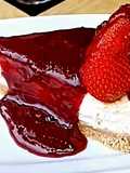 Cheesecake Simples com Calda de Morango
