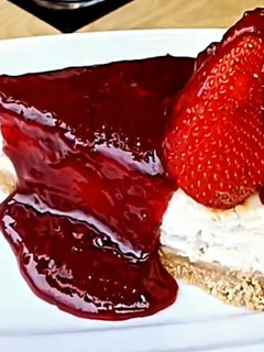 Foto de Cheesecake Simples com Calda de Morango