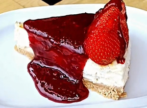 Foto de Cheesecake Simples com Calda de Morango