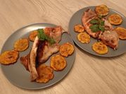 Una foto de tilapia con vegetales