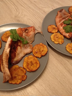 Una foto de Tilapia con patacones