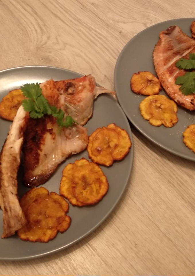 Una foto de Tilapia con patacones