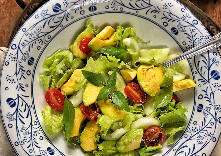 Bagaimana Membuat Salad sayuran dan alpukat Lezat