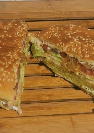 Una foto de Hamburguesa con cebolla caramelizada 🍔