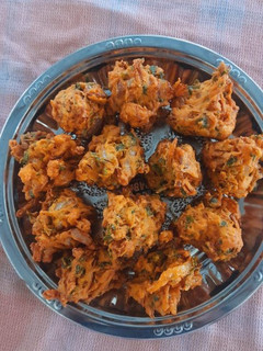 வெங்காய போண்டா(onion bonda recipe in tamil) செய்முறை முக்கிய புகைப்படம்