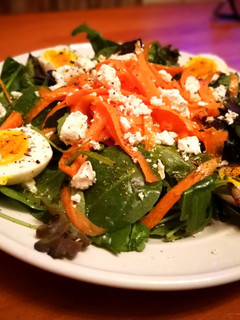 Una foto de Ensalada detox con huevo y zanahoria 🥕