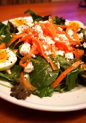 Una foto de Ensalada detox con huevo y zanahoria 🥕