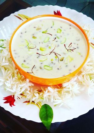 બાસુંદી(basundi in Gujarati) રેસીપી મુખ્ય ફોટો