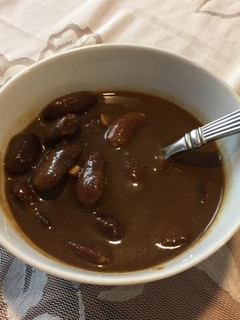 Una foto de Ayocotes con mole