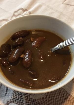 Una foto de Ayocotes con mole
