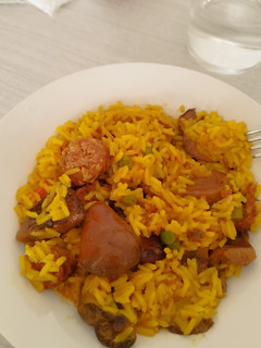 Una foto de Arroz de temporada con níscalos y chorizo