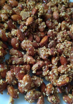 Una foto de Almendras caramelizadas con sésamo