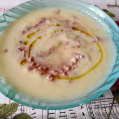 Una foto de Crema de calabacín, manzana y queso brie