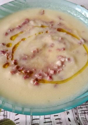 Una foto de Crema de calabacín, manzana y queso brie