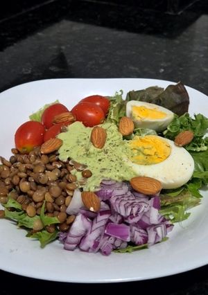 Una foto de 🥗ENSALADA CON VINAGRETA DE PALTA 🥑