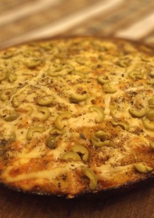 Una foto de Pizza de harina de maíz de cocción rápida (polenta)