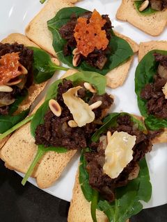 Una foto de Tostas de morcilla, peras, piñones y queso gratinado